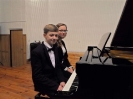 17 pianistów w muzycznej sali (22)